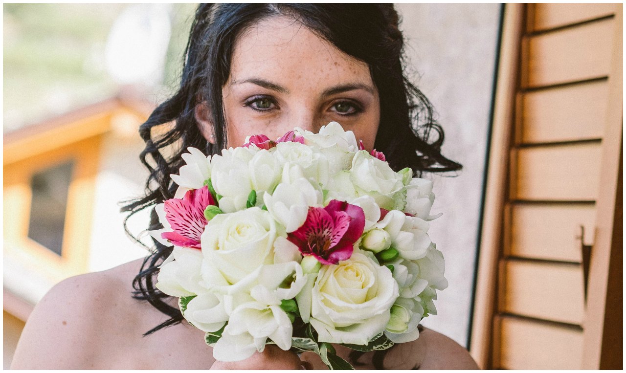 Matrimonio Hotel Sassella Grosio: la sposa con il suo bouquet