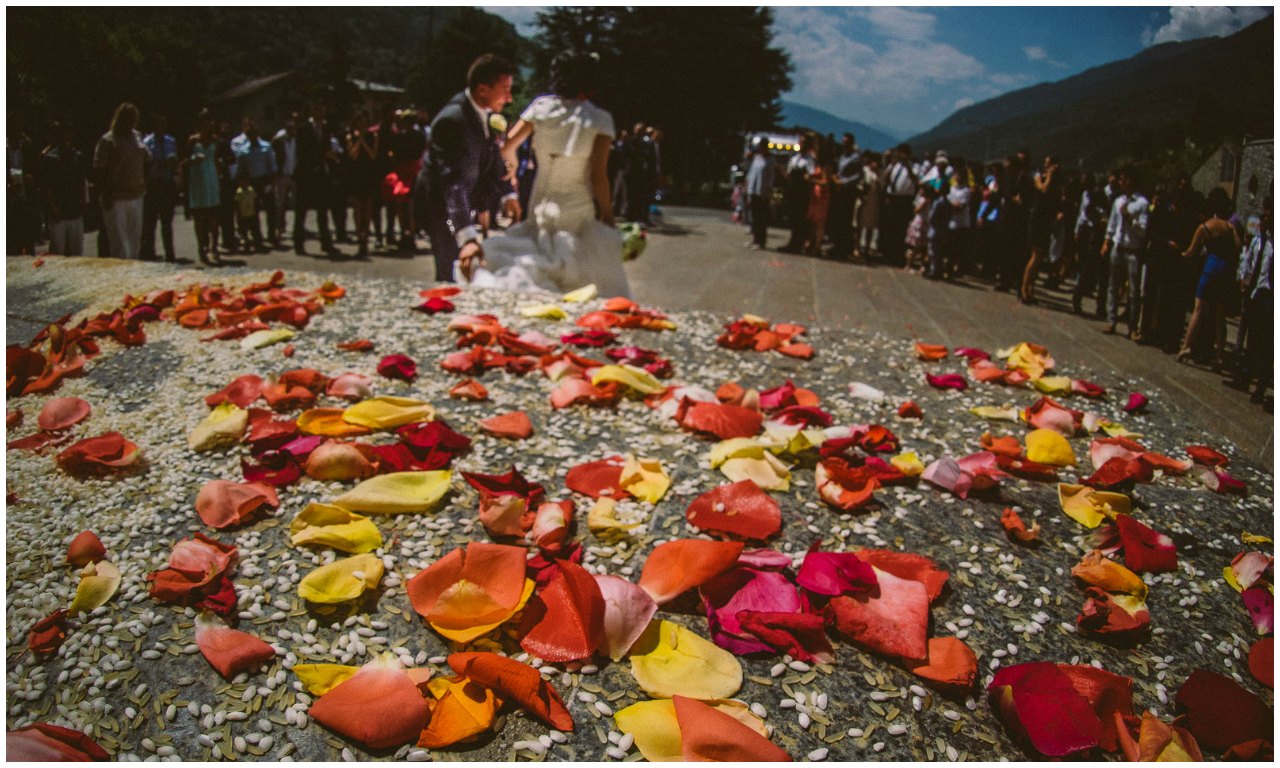 Matrimonio a Grosio Valtellina: l'uscita dalla chiesa e il lancio del riso.