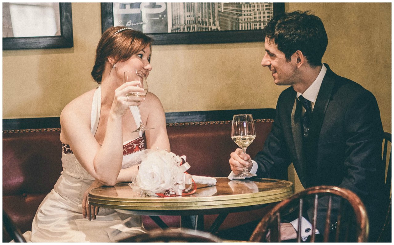 Matrimonio a Milano: gli sposi sorseggiano un drink